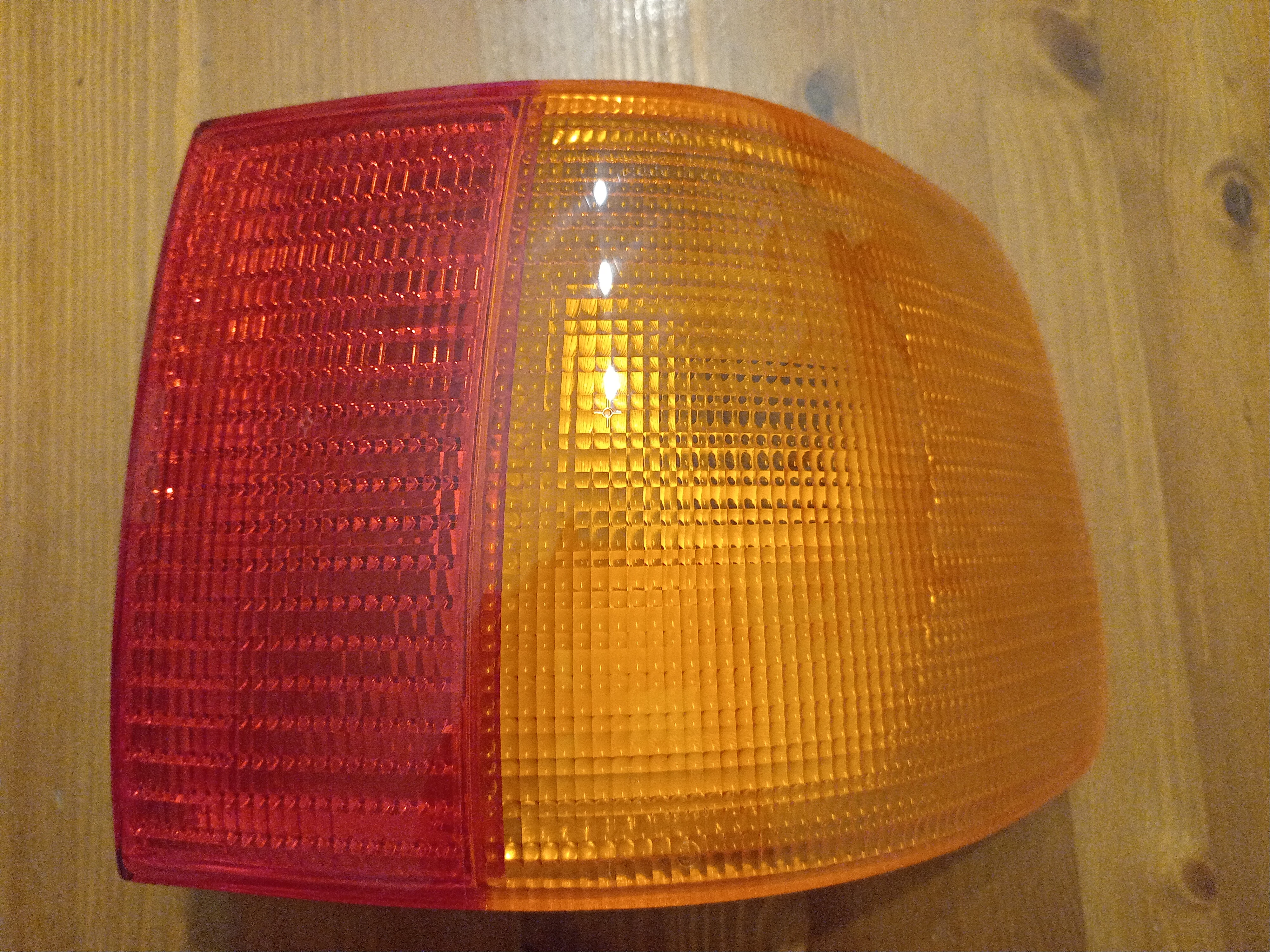 Audi 100 hátsó lámpabúra Jobb