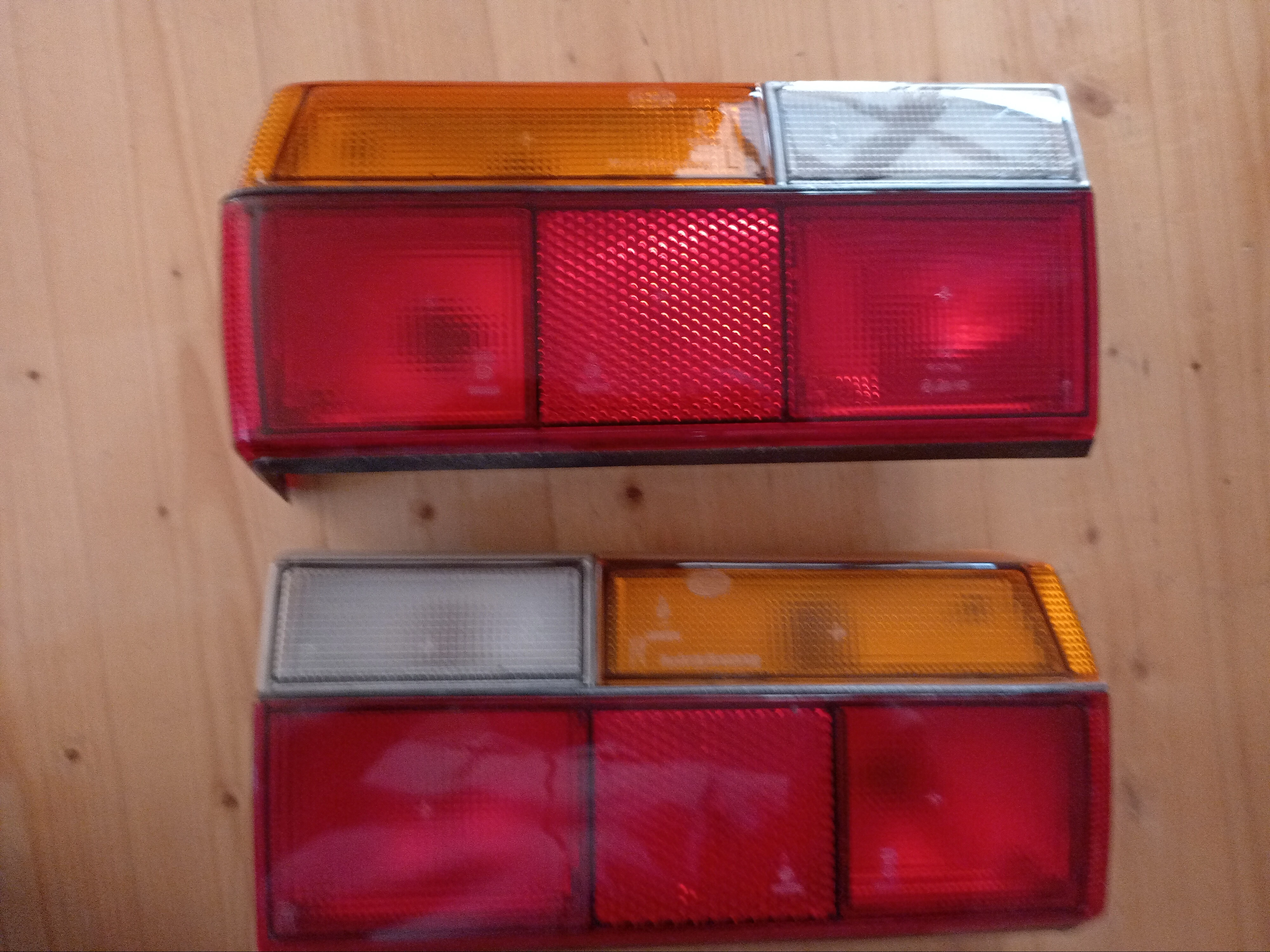 VW Jetta I.hátsó lámpabúra SZETT